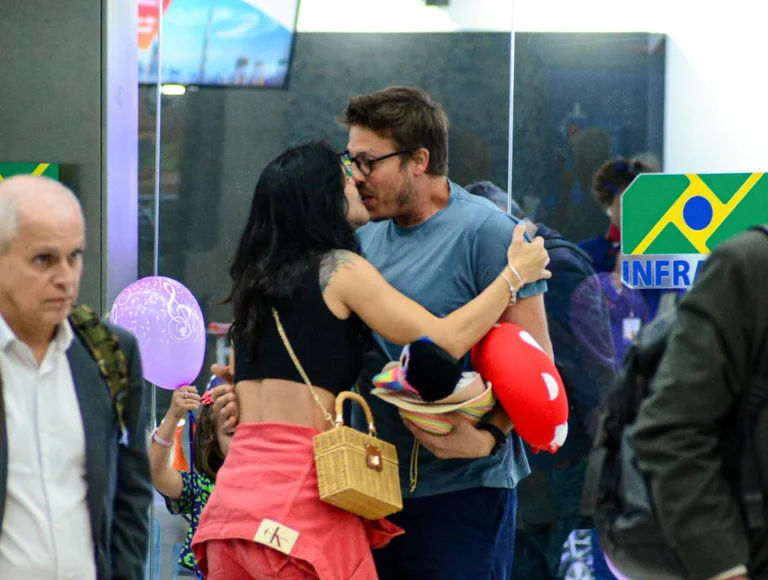 Em raro flagra, Porchat troca beijos com a namorada em aeroporto. Veja fotos!