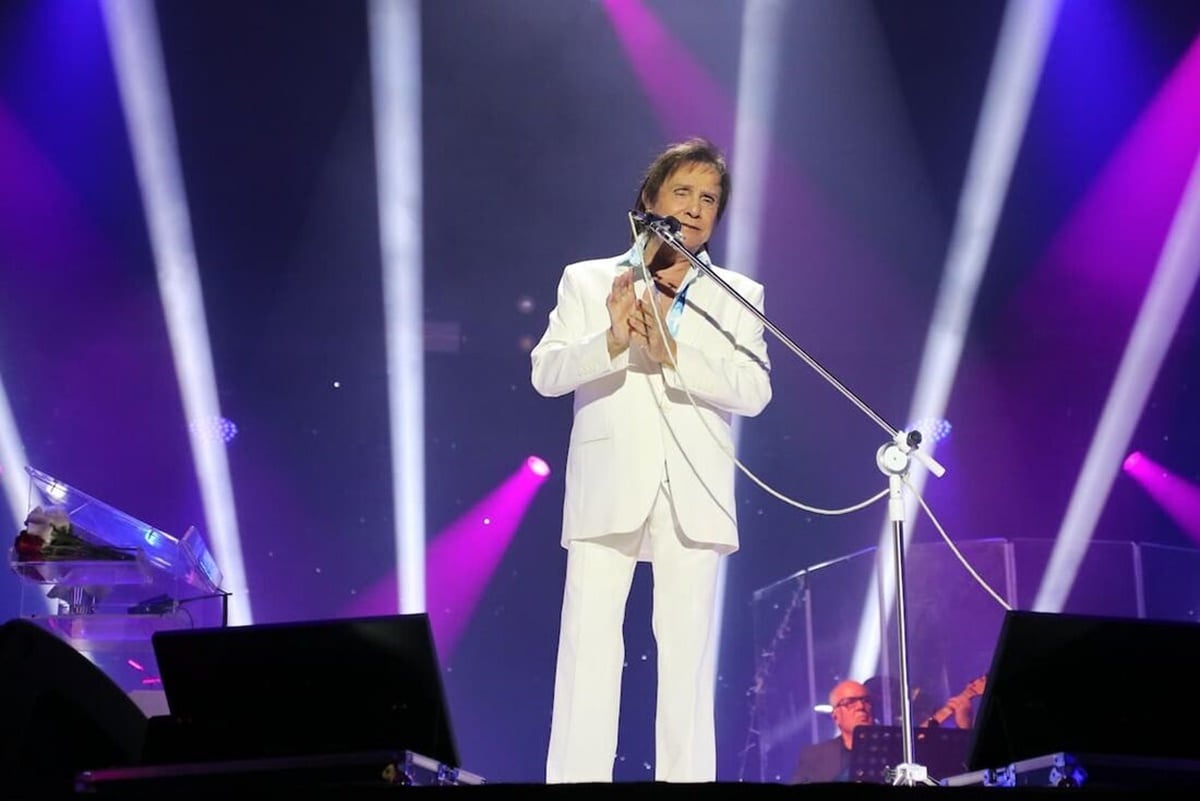 Roberto Carlos em seu show no Réveillon do Recife 2024 - Renato Ramos/JC Imagem