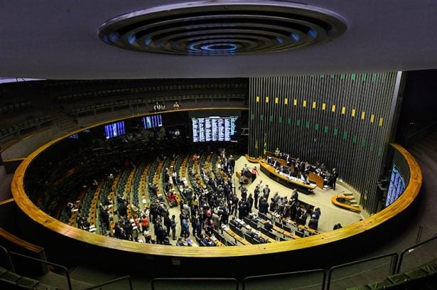 Governo quer aprovar pautas econômicas e oposição clama pela anistia na volta do Congresso