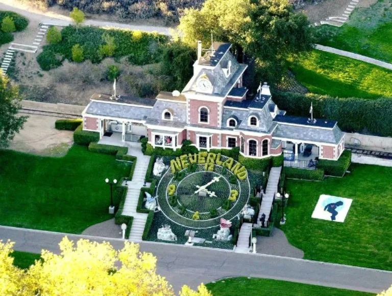 Veja imagens do Rancho Neverland, de Michael Jackson, reformado para filme biográfico
