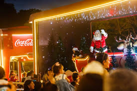 Cadê o espírito natalino? Papai Noel é apedrejado durante caravana de Natal na BA