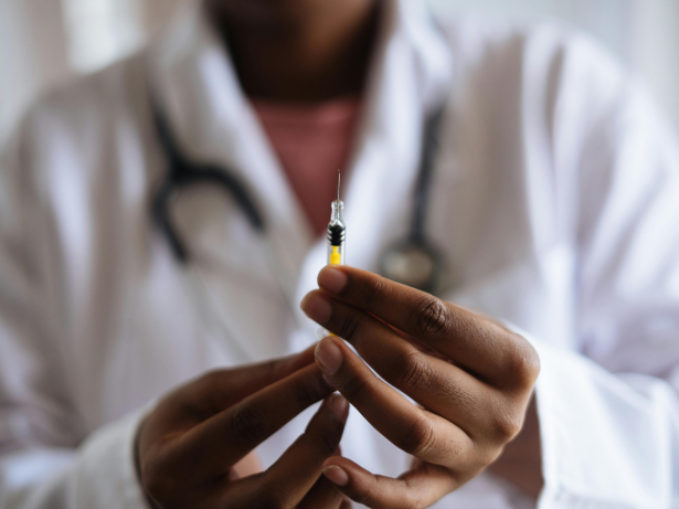 Brasil começa a vender primeira injeção preventiva de longa duração contra HIV