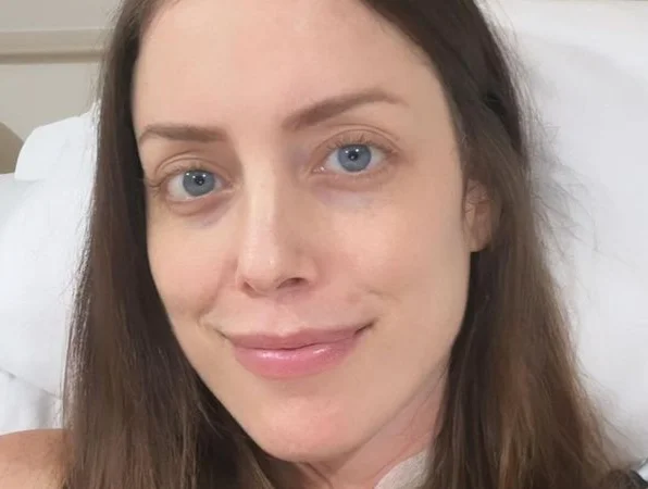 Internada com leucemia, Fabiana Justus se emociona com homenagem no hospital
