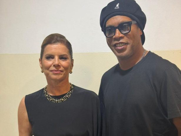 “Está viva!”: Ronaldinho Gaúcho encontra Débora Bloch e opina sobre destino de Odete
