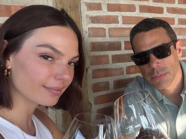 Antes de lua de mel na Itália, Isis Valverde e Marcus Buaiz curtem romance no Rio