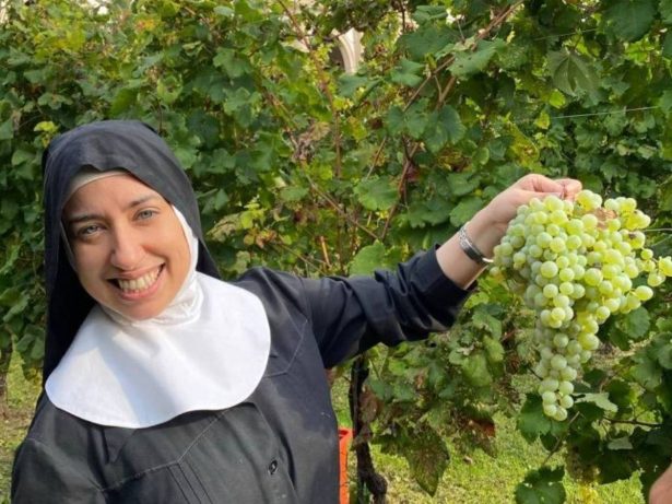 Freira brasileira afastada após denúncias secretas desafia Vaticano por justiça