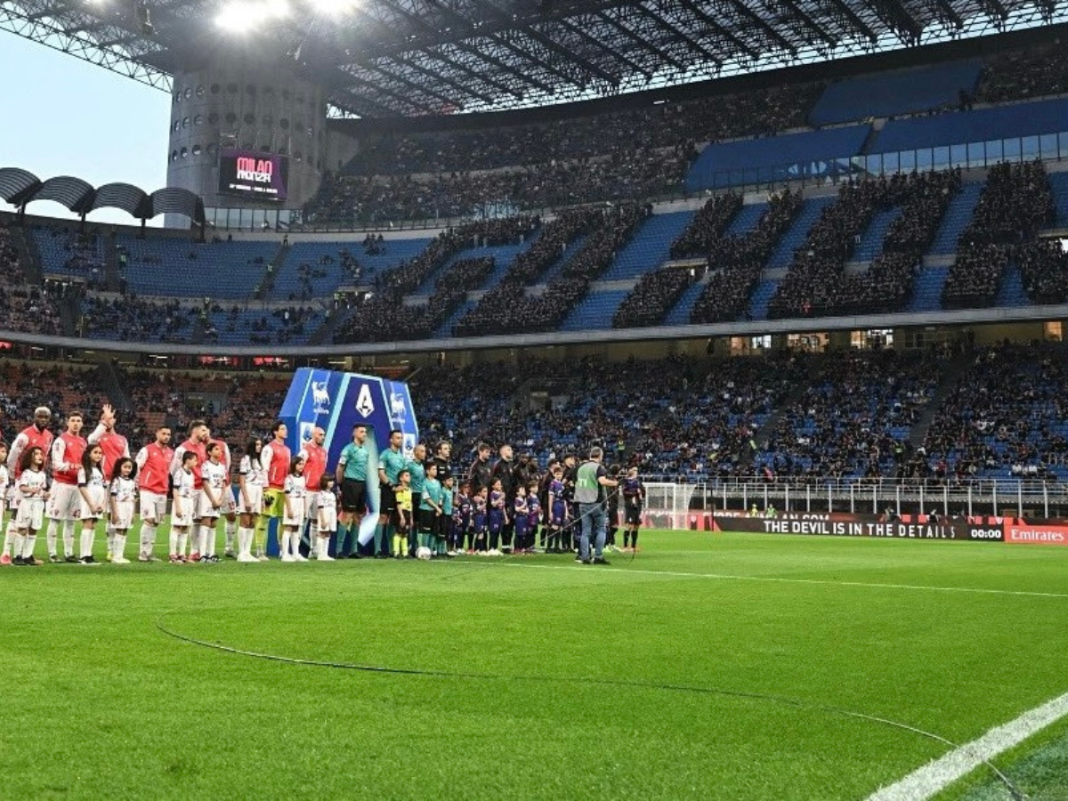 jHc4LkUv Torcida do Milan protesta contra direcao do time