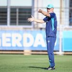 Mano Menezes deixa Grêmio após temporada irregular, e clube busca novo técnico