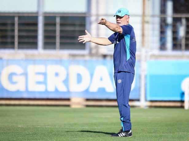 Mano Menezes deixa Grêmio após temporada irregular, e clube busca novo técnico