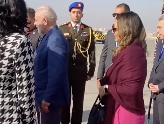 Janja desembarca no Egito e internautas elogiam look escolhido pela primeira-dama