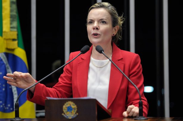 Gleisi Hoffmann promete reorganizar base após derrota do governo na CPMI