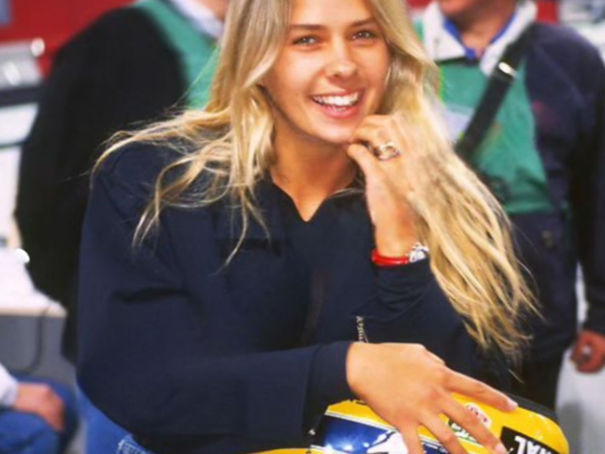 Adriane Galisteu com capacete de Ayrton Senna / Reprodução