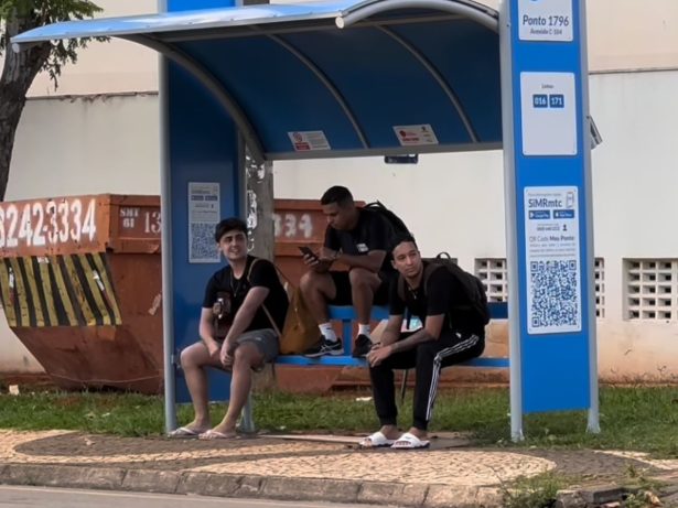 Saiba quem é PH e Michel, dupla por trás do viral “cantando no ponto de ônibus”