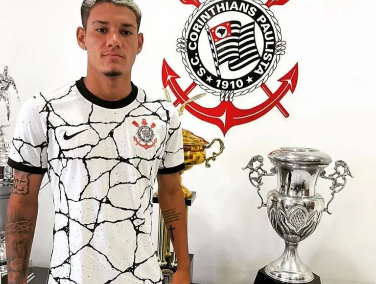 Jogador do Corinthians vai à delegacia e depõe sobre morte de jovem em encontro