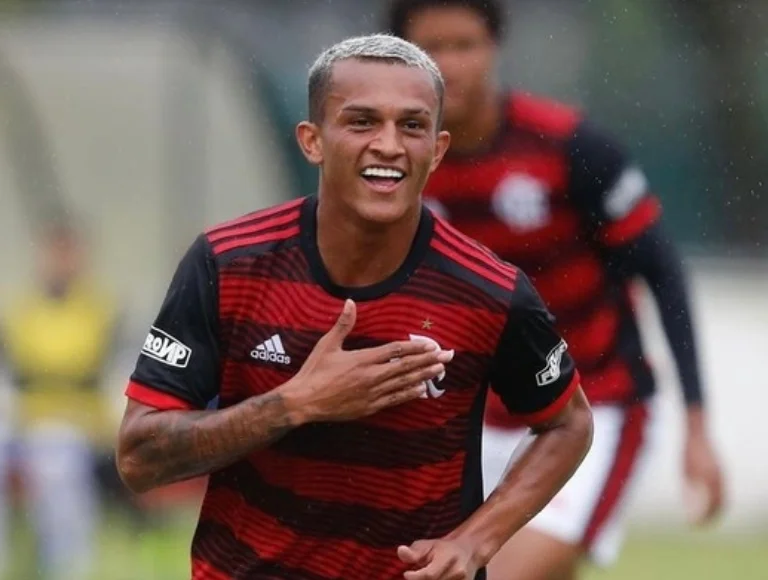 Jogador do Flamengo é acusado de agredir e ameaçar homem em quiosque no Rio