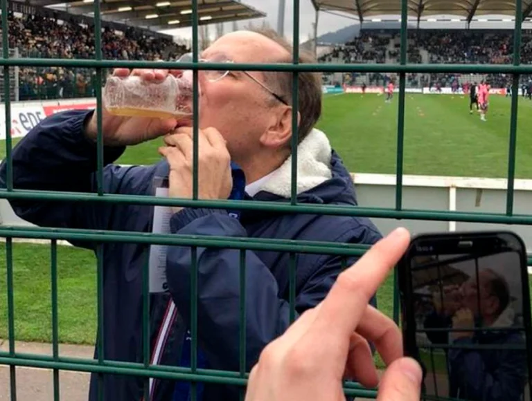 John Textor faz a festa no meio da torcida de seu time na França, regado a muita cerveja