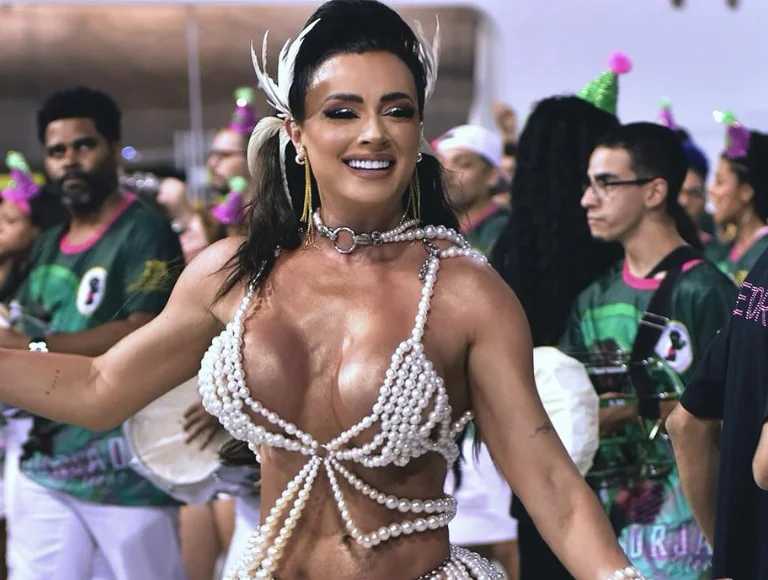 Juju Salimeni conta como usa a fé para se proteger das rivalidades de Carnaval