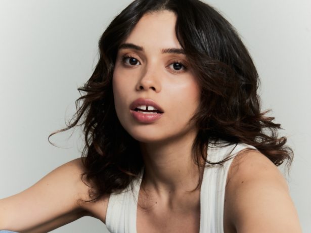 Em sua segunda novela na Globo, Julia Lemos divide cena com Cássio Gabus Mendes