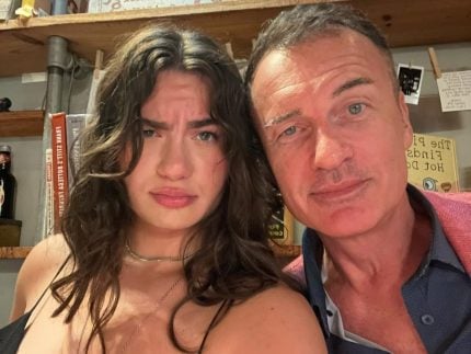 Fãs resgatam mensagens de Julian McMahon com a filha e lamentam a morte do ator