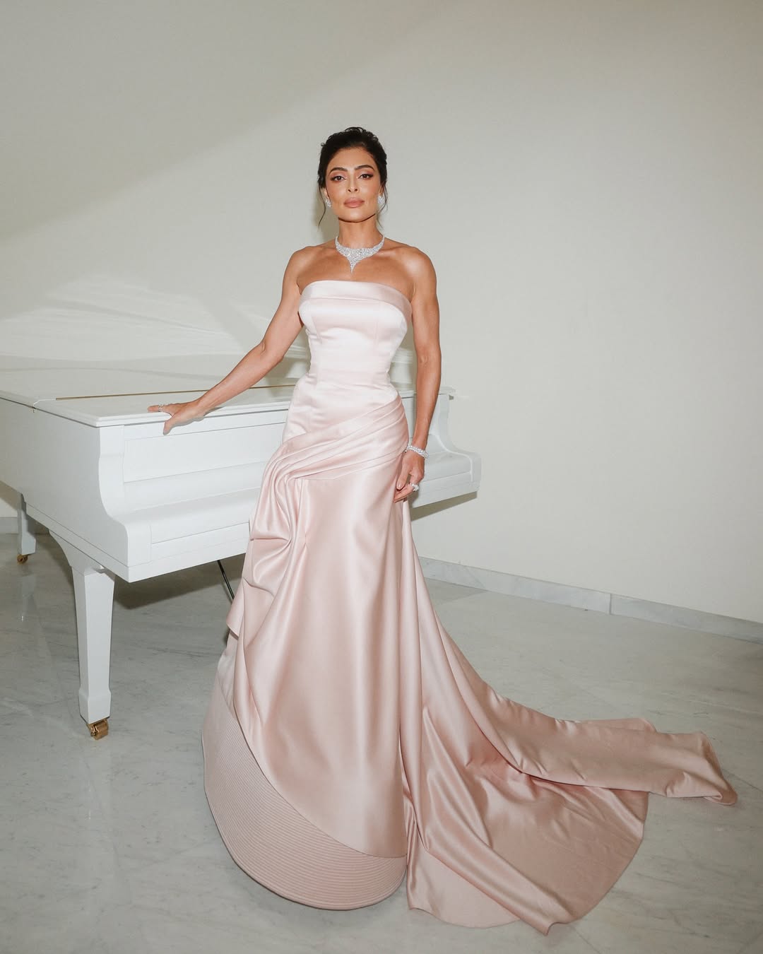 juliana paes com vestido deslumbrante no festival de cannes