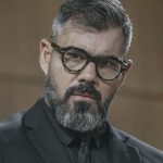 Juliano Cazarré, como bom ator, deveria focar mais na própria carreira