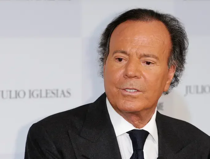 Julio Iglesias é detido em aeroporto por carregar 42kg de “conteúdo suspeito” em mala