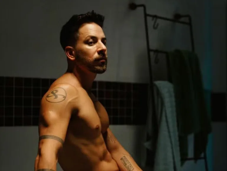 Júnior diz que só faz sexo com hora marcada e lança clipe em que aparece pelado