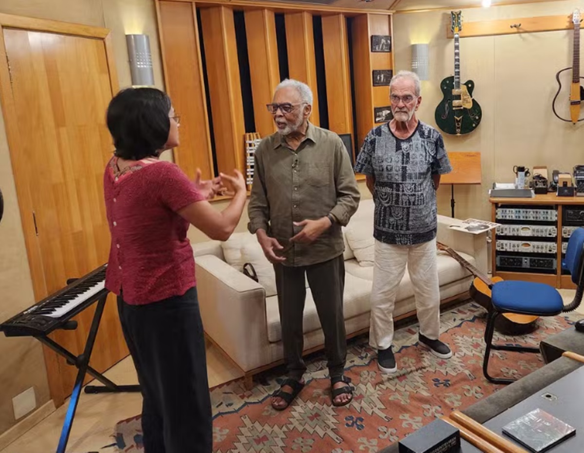 Encontro de Gilberto Gil e Maurício Kubrusly em cena de documentário sobre o ex-repórter do "Fantástico" — Foto: Reprodução