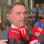 Jair Bolsonaro chegou a ficar sem respirar por 10 segundos ao passar mal, diz Flávio