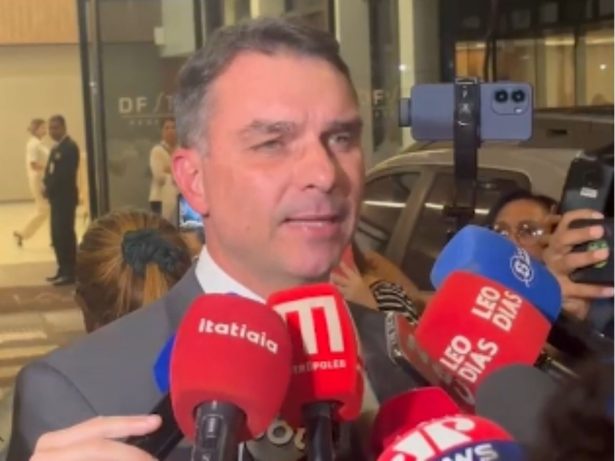 Jair Bolsonaro chegou a ficar sem respirar por 10 segundos ao passar mal, diz Flávio