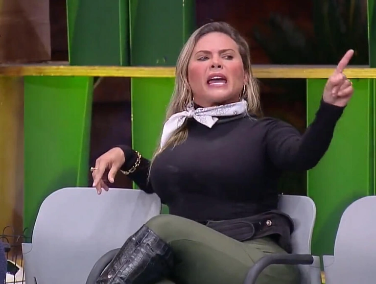 Kally se irrita com Jaque: “Quis me colocar como vagabunda”