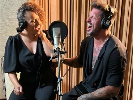 Karine Alves e Fernando Fernandes aceitam desafio musical