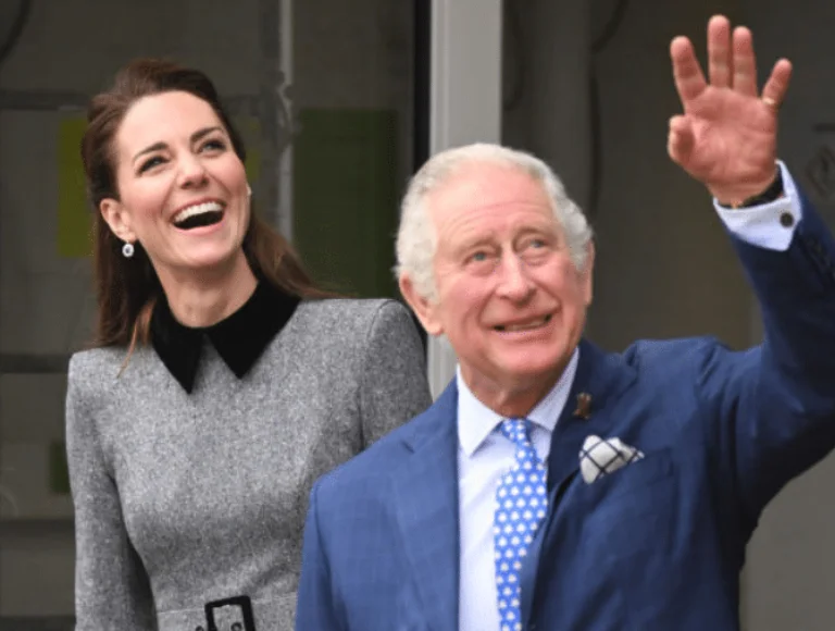 Kate e Charles III almoçaram à portas fechadas antes de anúncio do câncer; Rei saiu emocionado