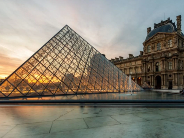 Museu do Louvre, o mais visitado do mundo, é fechado após roubo de joias