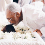 Gilberto Gil se despede de Preta com beijo na testa em velório