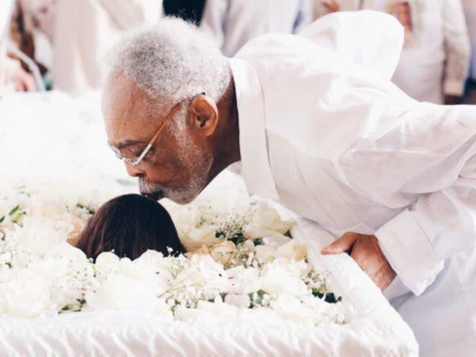 Gilberto Gil se despede de Preta com beijo na testa em velório