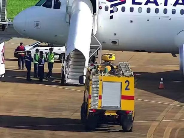 Explosão de bateria portátil em avião da Latam força pouso de emergência