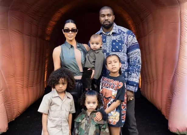 Kanye West acusa família Kardashian de impedi-lo de ver os filhos e os chama de “máfia”