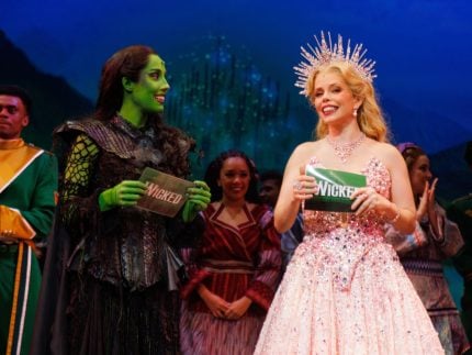 “Wicked” não vai sair de cena: musical segue como sucesso absoluto em SP