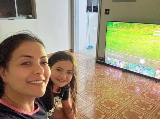 Li Martins comemora primeira noite na casa nova ao lado da filha: “O amor já mora aqui”