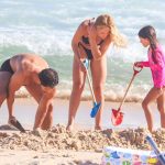 Duda Nagle aproveita calorão em praia do Rio com namorada e Zoe, filha com Sabrina Sato