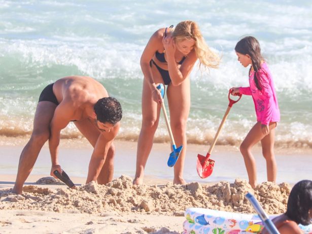 Duda Nagle aproveita calorão em praia do Rio com namorada e Zoe, filha com Sabrina Sato
