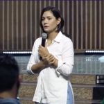 Michelle Bolsonaro dá sermão em jornalistas durante culto: “Devemos ter respeito”