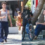 Shawn Mendes chama atenção ao passear de chinelo sozinho na zona sul do Rio