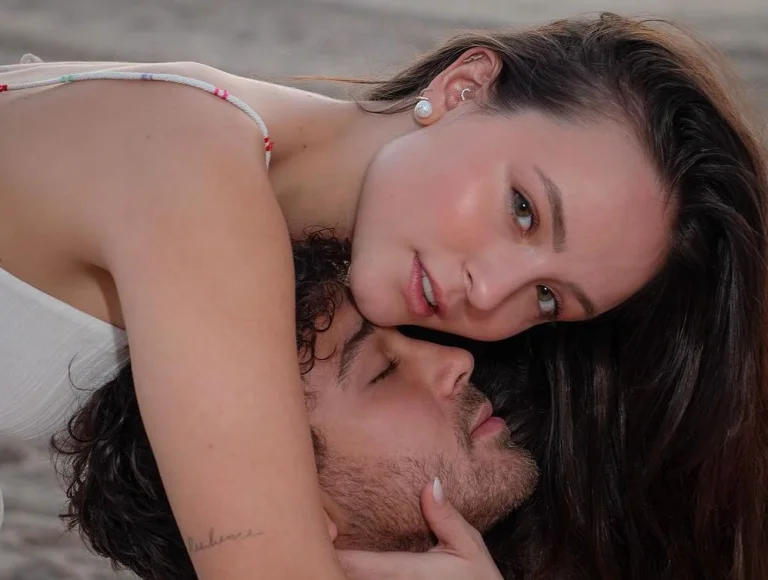 Em clima de ano novo, Larissa Manoela e André compartilham ensaio romântico na praia