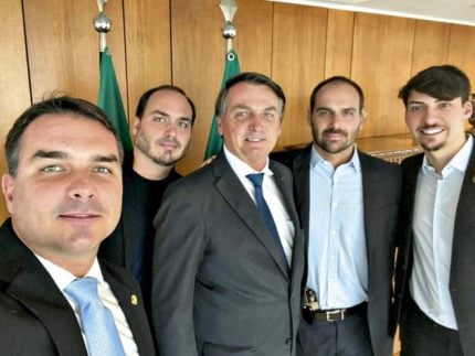 Defesa estuda pedido ao Supremo para liberar visita dos filhos a Bolsonaro