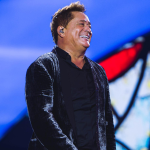 Aos 62 anos, Leonardo brinca sobre uso de “azulzinho”: “Todo dia”