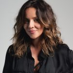 Letícia Tomazella se divide entre sucessos do streaming