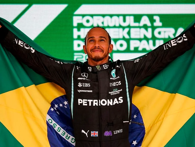 Lewis Hamilton em vitória no GP do Brasil 2021 (Reprodução)