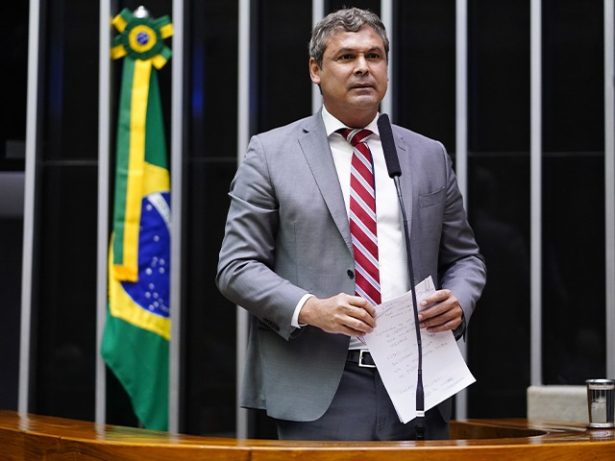 Líder do PT na Câmara pede prisão preventiva de Eduardo Bolsonaro no STF